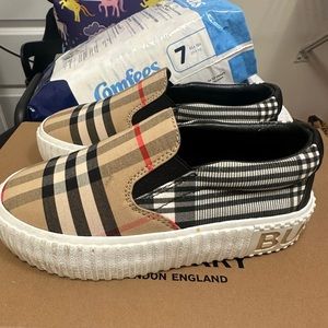 Burberry kids shoes size 29